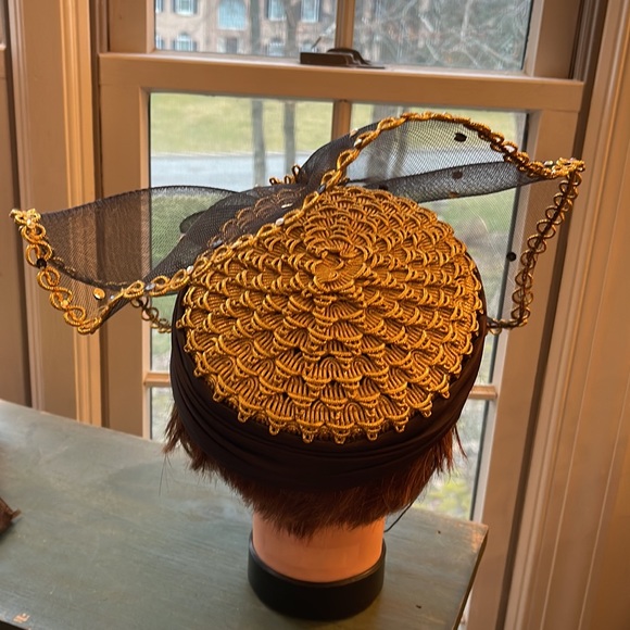 VINTAGE HAT VERY DIFFERENT LOOKING GOLD & BLACK - Picture 3 of 12